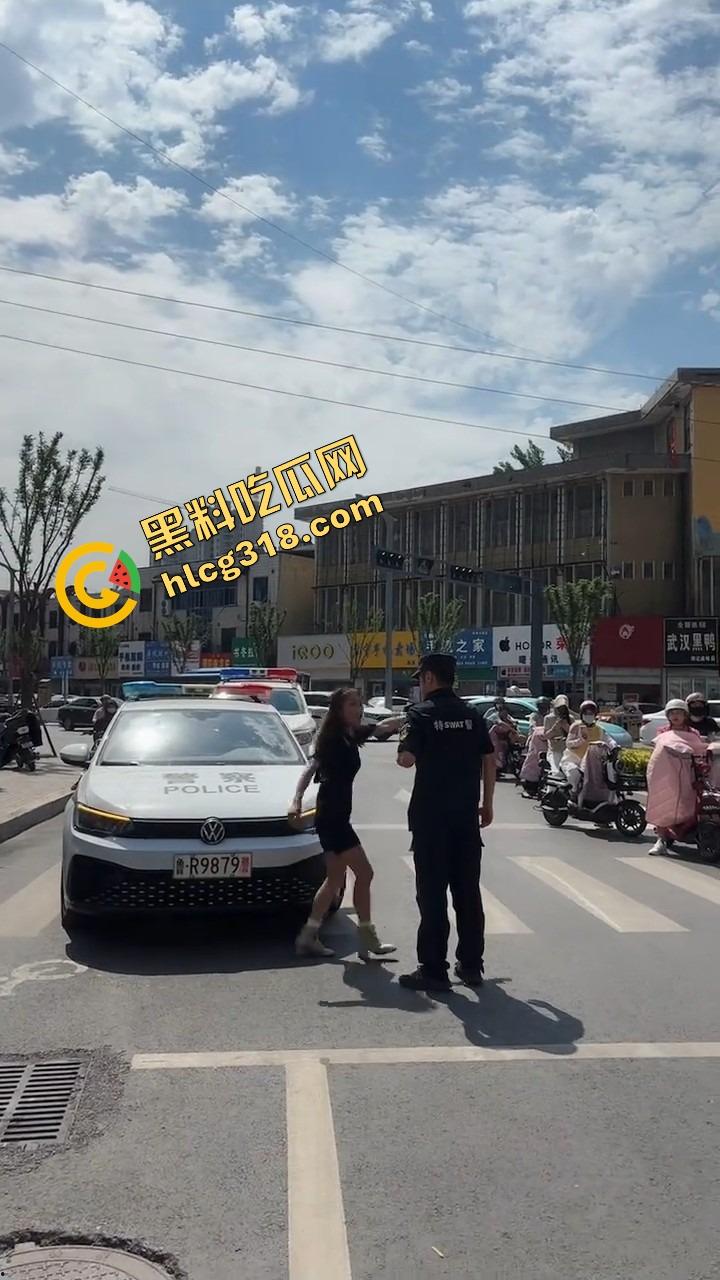 山东菏泽违停被贴条不服还爬警车狂吼，网红『玲玲宝贝』在线上演癫婆斗交警！  第13张