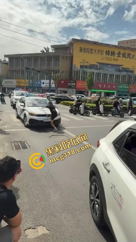 山东菏泽违停被贴条不服还爬警车狂吼，网红『玲玲宝贝』在线上演癫婆斗交警！  第15张
