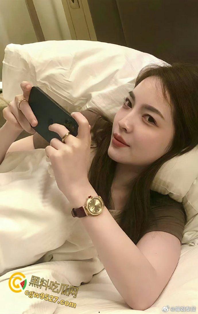 台球金牌裁判【王钟瑶】，与姐夫床上偷情，惨遭丈夫结婚当天播放，外表高冷玉女，床上母狗一只 !  第1张