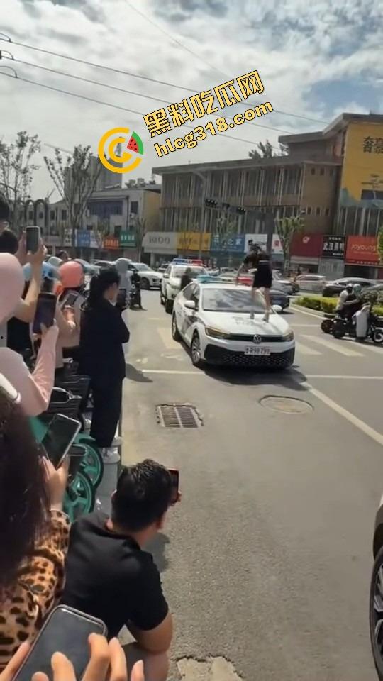 山东菏泽违停被贴条不服还爬警车狂吼，网红『玲玲宝贝』在线上演癫婆斗交警！  第17张