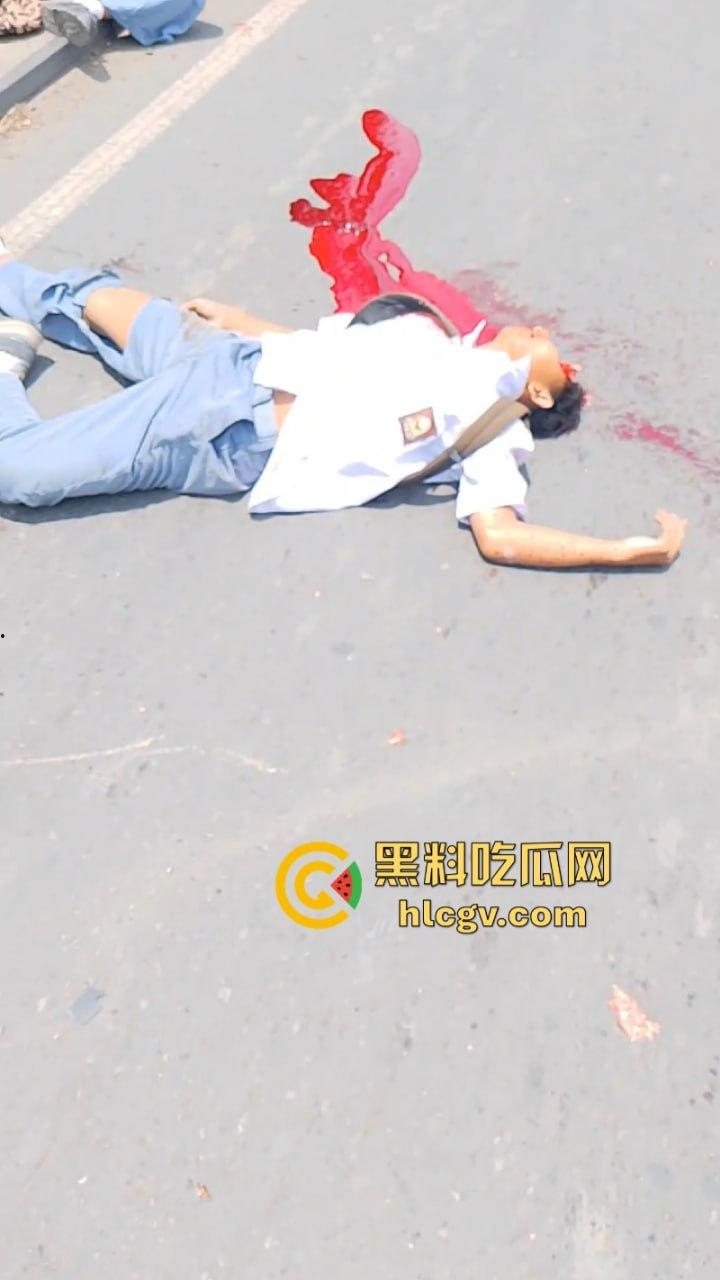 印尼惨烈车祸真实影像惨不忍睹 两人命丧车轮身首分离  胆小慎入 第1张