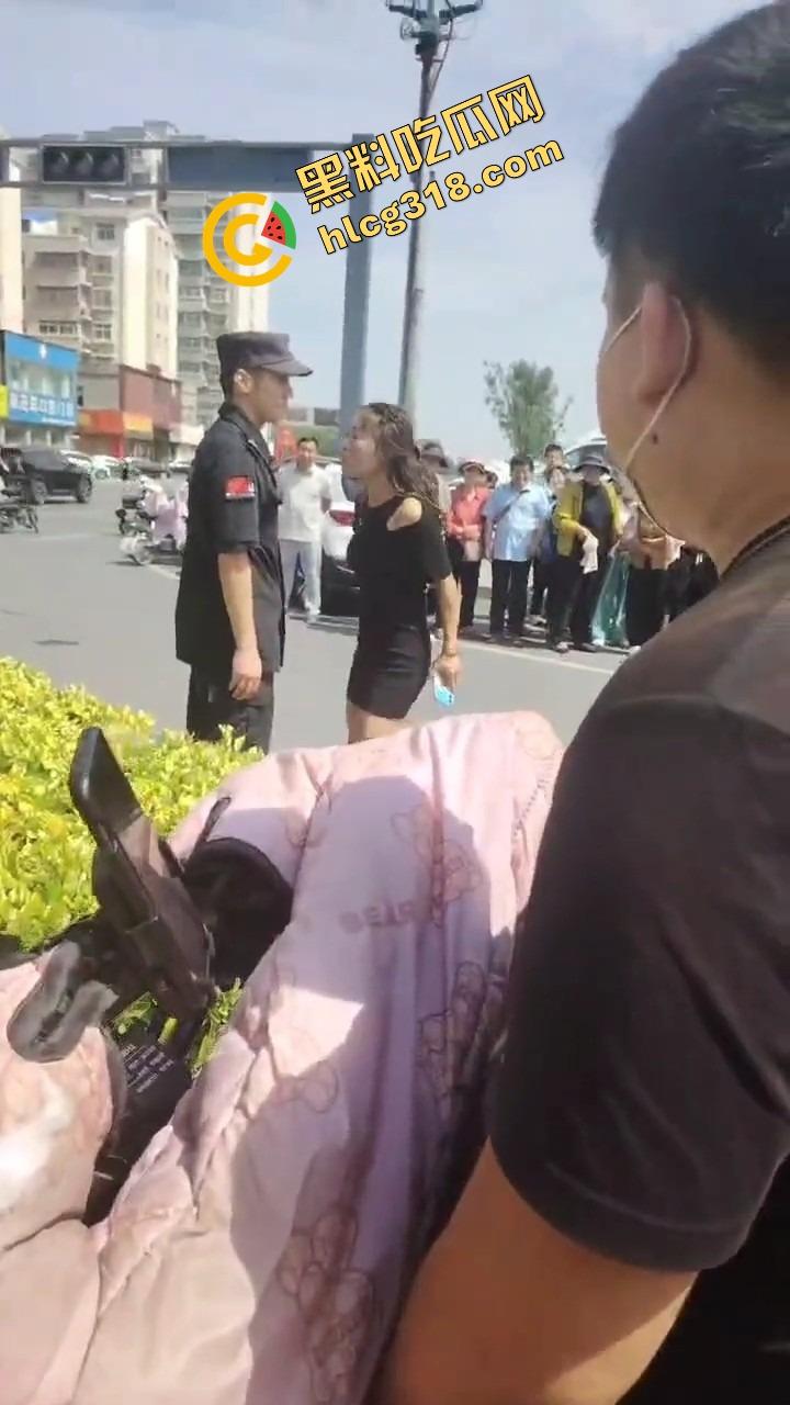 山东菏泽违停被贴条不服还爬警车狂吼，网红『玲玲宝贝』在线上演癫婆斗交警！  第19张