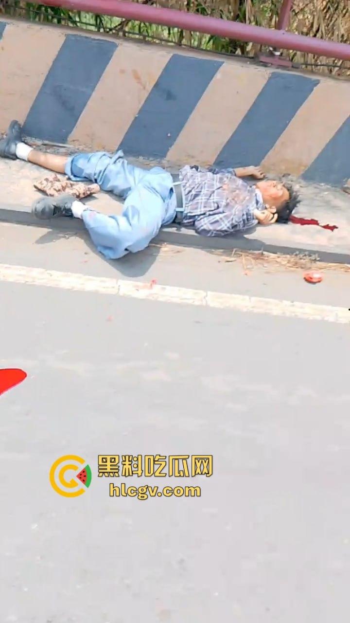 印尼惨烈车祸真实影像惨不忍睹 两人命丧车轮身首分离  胆小慎入 第2张