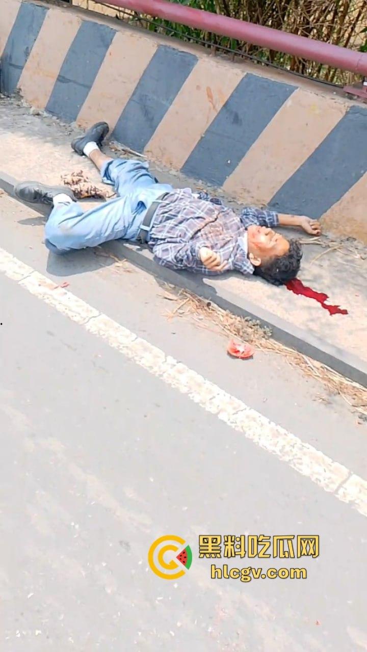 印尼惨烈车祸真实影像惨不忍睹 两人命丧车轮身首分离  胆小慎入 第3张