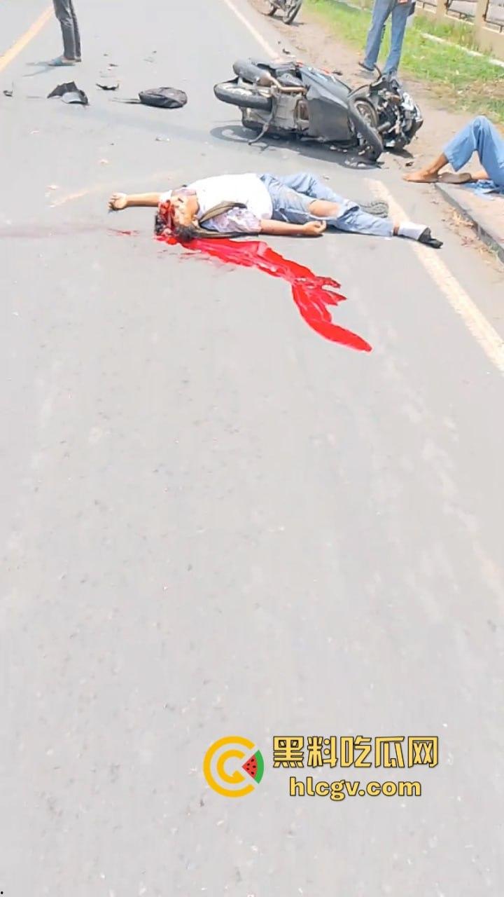 印尼惨烈车祸真实影像惨不忍睹 两人命丧车轮身首分离  胆小慎入 第4张