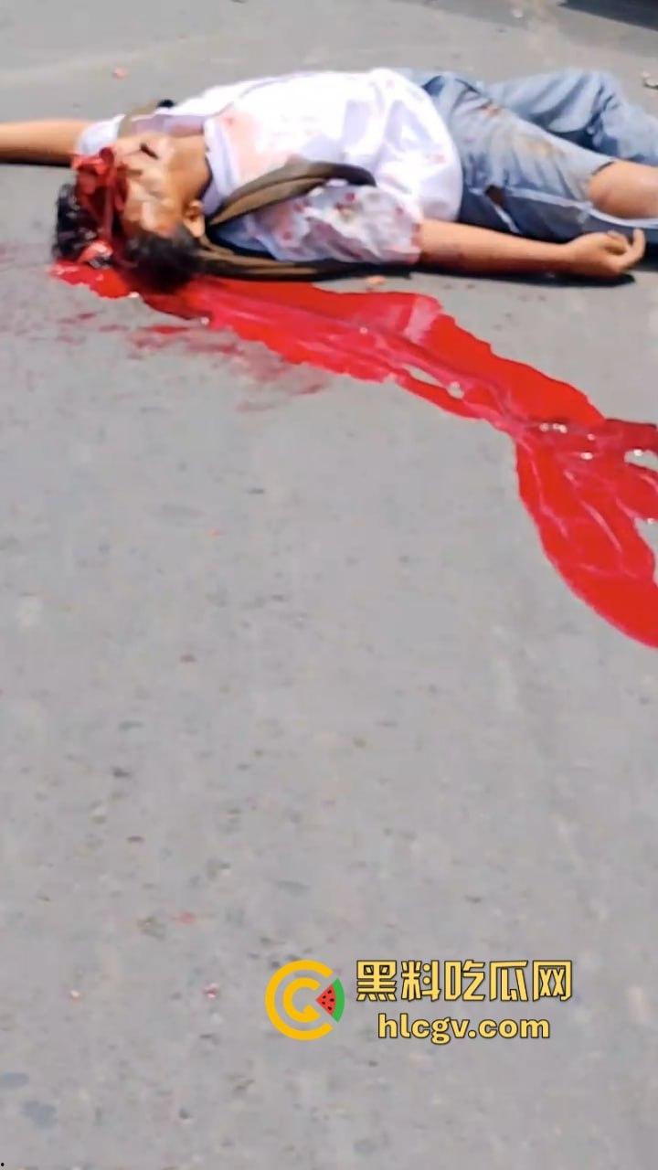 印尼惨烈车祸真实影像惨不忍睹 两人命丧车轮身首分离  胆小慎入 第5张