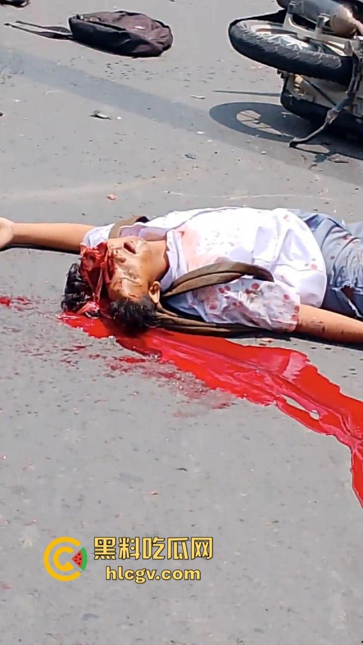 印尼惨烈车祸真实影像惨不忍睹 两人命丧车轮身首分离  胆小慎入 第6张