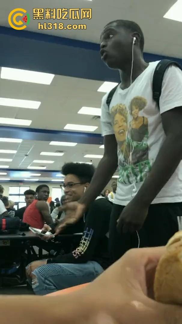 美国校园尼哥群殴现场曝光！堪比职业拳击MMA，真不讲道德，这么多人围殴一人！  第1张