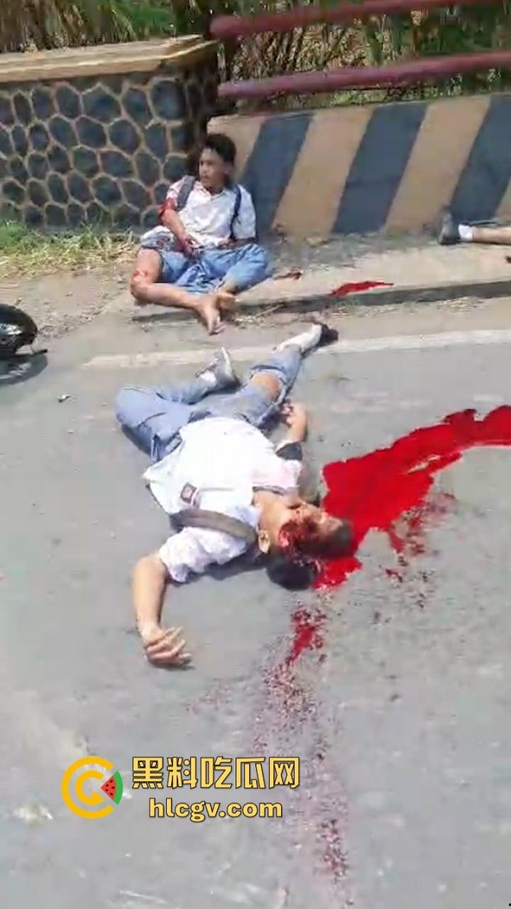 印尼惨烈车祸真实影像惨不忍睹 两人命丧车轮身首分离  胆小慎入 第7张
