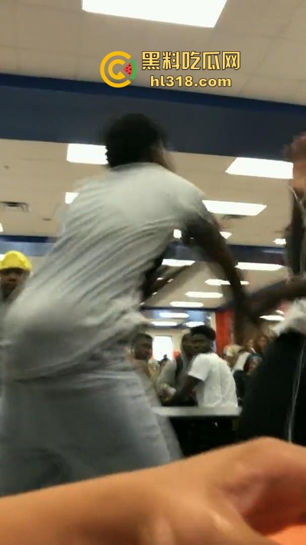 美国校园尼哥群殴现场曝光！堪比职业拳击MMA，真不讲道德，这么多人围殴一人！  第2张