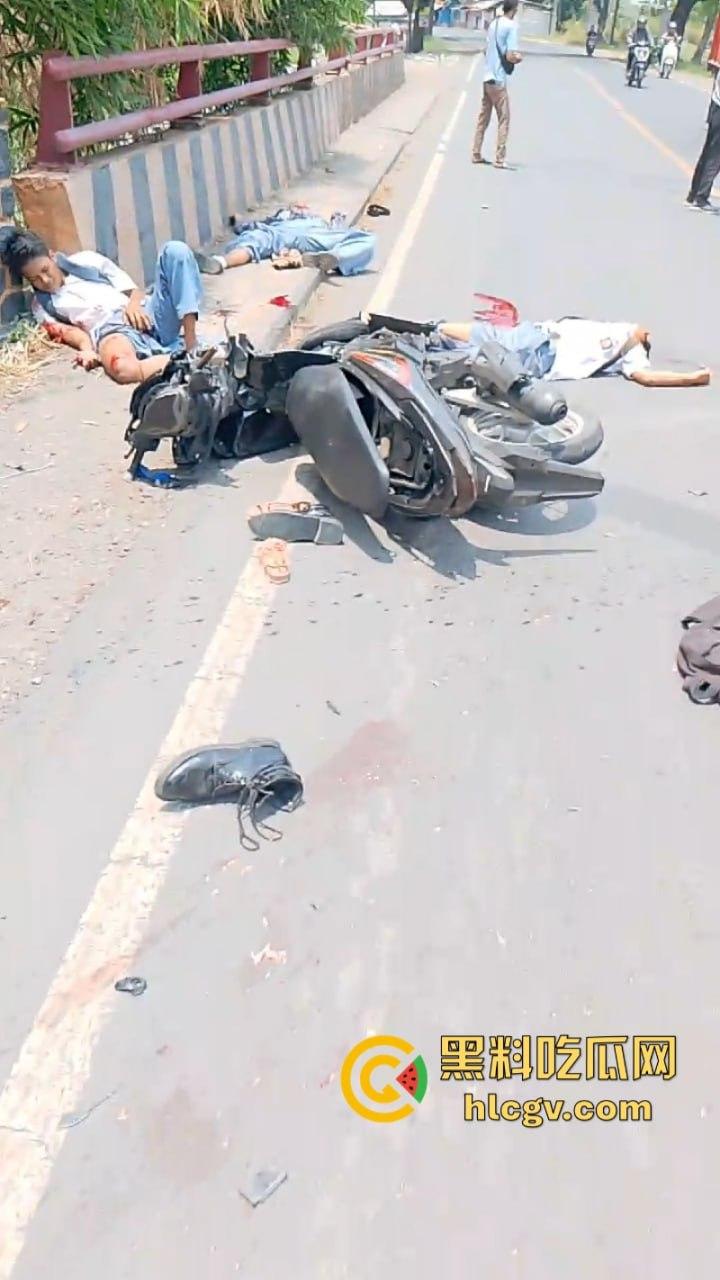印尼惨烈车祸真实影像惨不忍睹 两人命丧车轮身首分离  胆小慎入 第8张