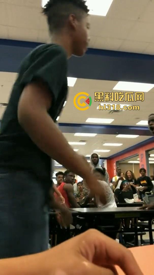 美国校园尼哥群殴现场曝光！堪比职业拳击MMA，真不讲道德，这么多人围殴一人！  第3张