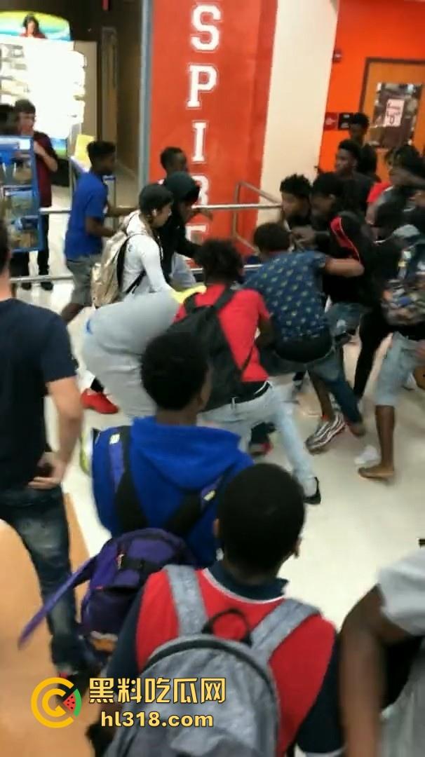 美国校园尼哥群殴现场曝光！堪比职业拳击MMA，真不讲道德，这么多人围殴一人！  第4张