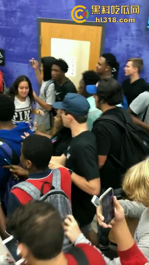 美国校园尼哥群殴现场曝光！堪比职业拳击MMA，真不讲道德，这么多人围殴一人！  第6张