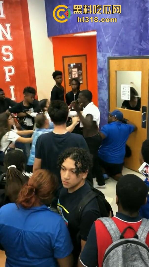 美国校园尼哥群殴现场曝光！堪比职业拳击MMA，真不讲道德，这么多人围殴一人！  第7张