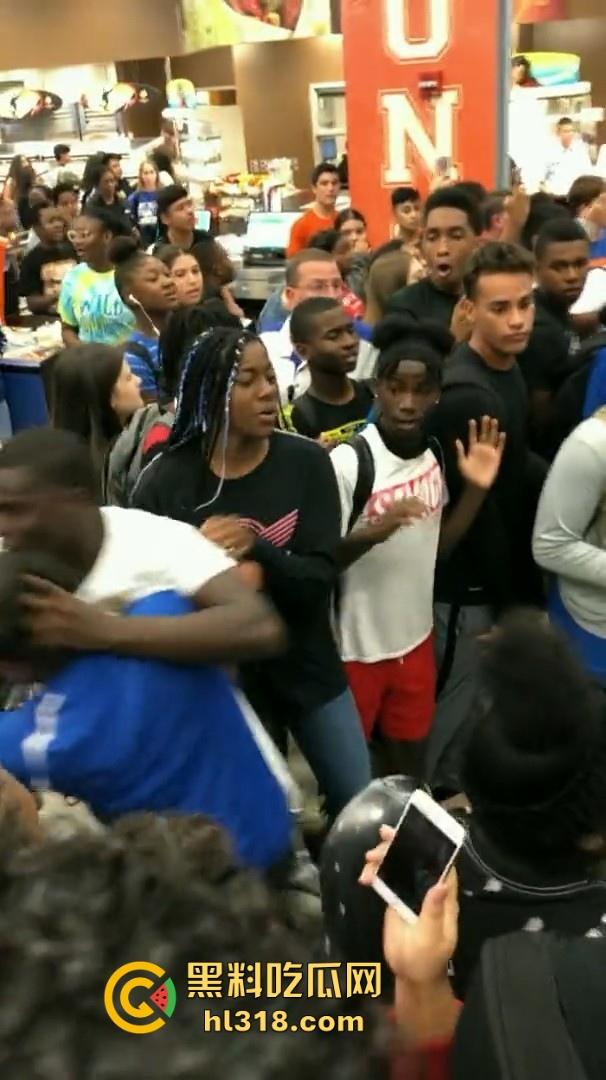 美国校园尼哥群殴现场曝光！堪比职业拳击MMA，真不讲道德，这么多人围殴一人！  第8张