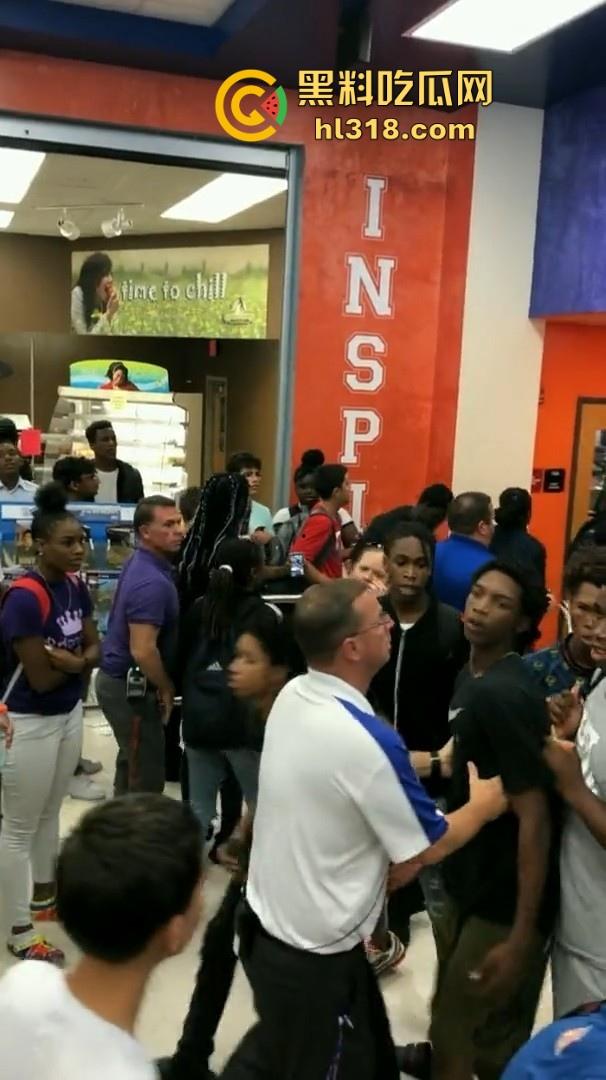 美国校园尼哥群殴现场曝光！堪比职业拳击MMA，真不讲道德，这么多人围殴一人！  第9张