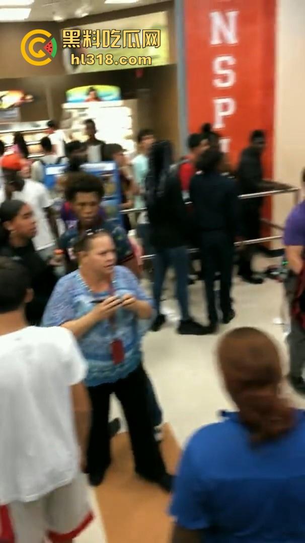 美国校园尼哥群殴现场曝光！堪比职业拳击MMA，真不讲道德，这么多人围殴一人！  第10张