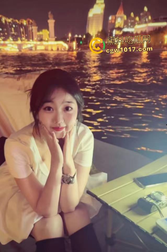 自家极品女友貌美如花却是反差婊，姨妈刚走被后入大屁股，绿帽视角卵蛋甩到逼上爽爆，骑乘张开肥臀如巨物！  第1张