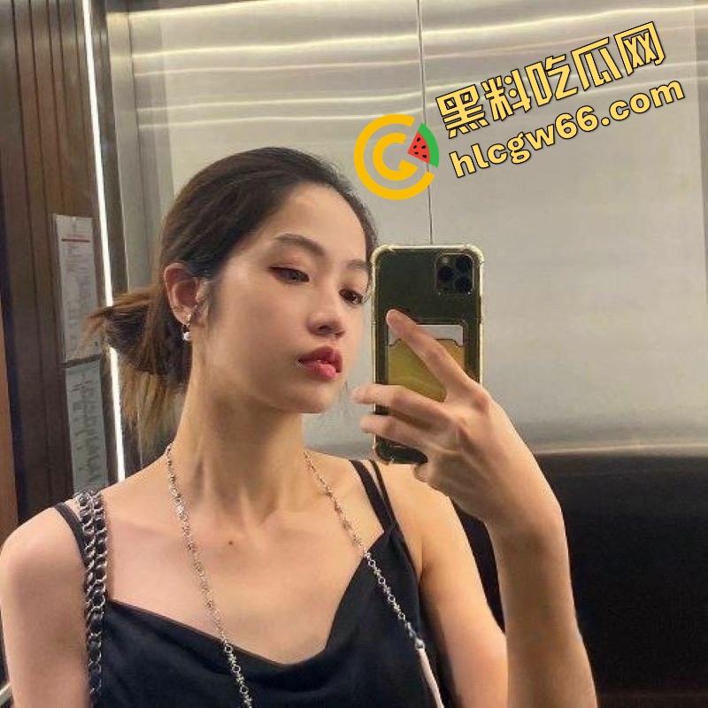 新加坡花店老板娘【Babeyiyi】偷情翻车，良家女干了次黑人就上瘾，嘴含黑屌含到下巴脱臼！  第1张