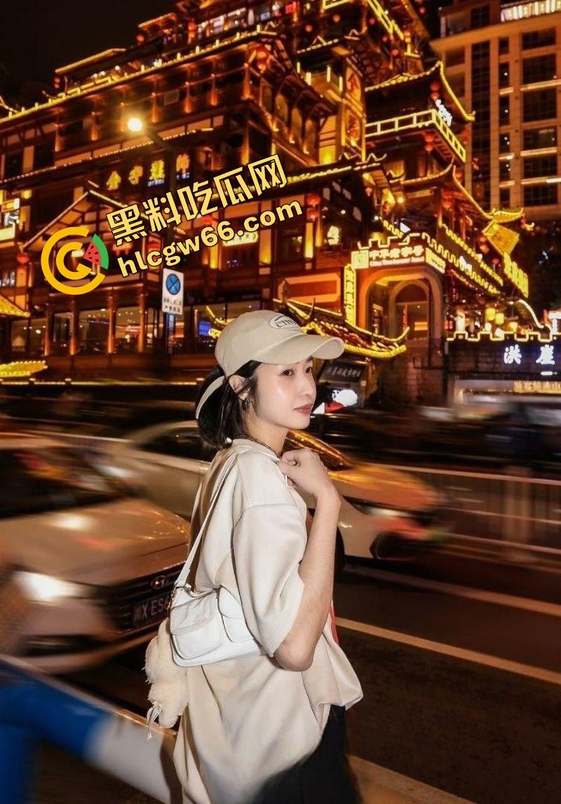 新加坡花店老板娘【Babeyiyi】偷情翻车，良家女干了次黑人就上瘾，嘴含黑屌含到下巴脱臼！  第2张