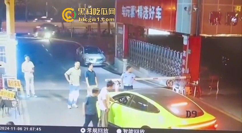 广东领克车主停车费扯皮装逼，拦车羞辱结果被二五仔倒车直接撞飞！全程自作自受！  第1张