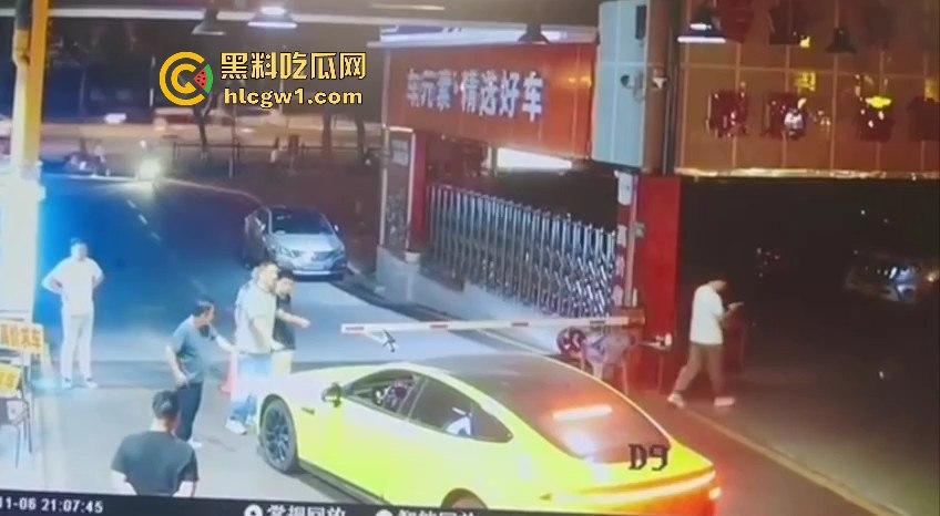 广东领克车主停车费扯皮装逼，拦车羞辱结果被二五仔倒车直接撞飞！全程自作自受！  第2张