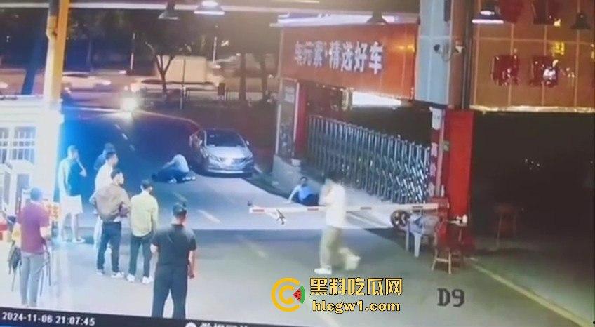 广东领克车主停车费扯皮装逼，拦车羞辱结果被二五仔倒车直接撞飞！全程自作自受！  第3张