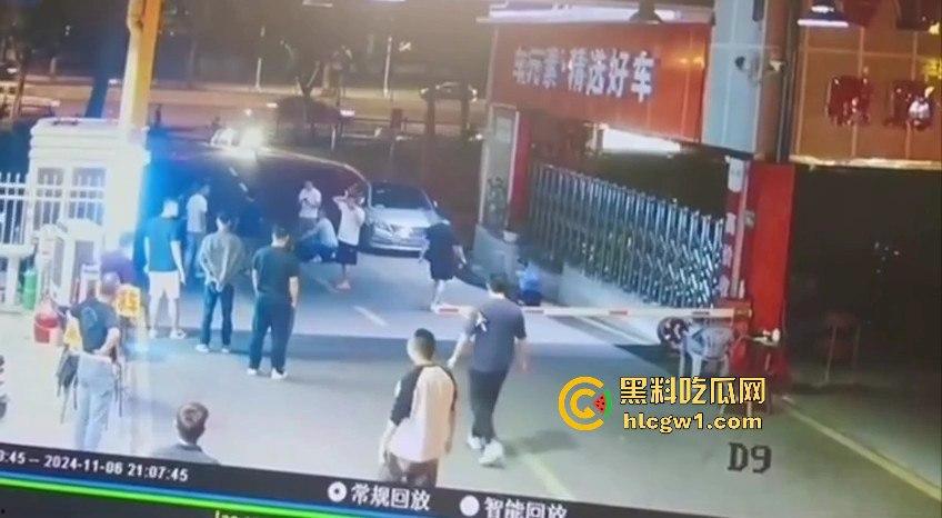 广东领克车主停车费扯皮装逼，拦车羞辱结果被二五仔倒车直接撞飞！全程自作自受！  第5张