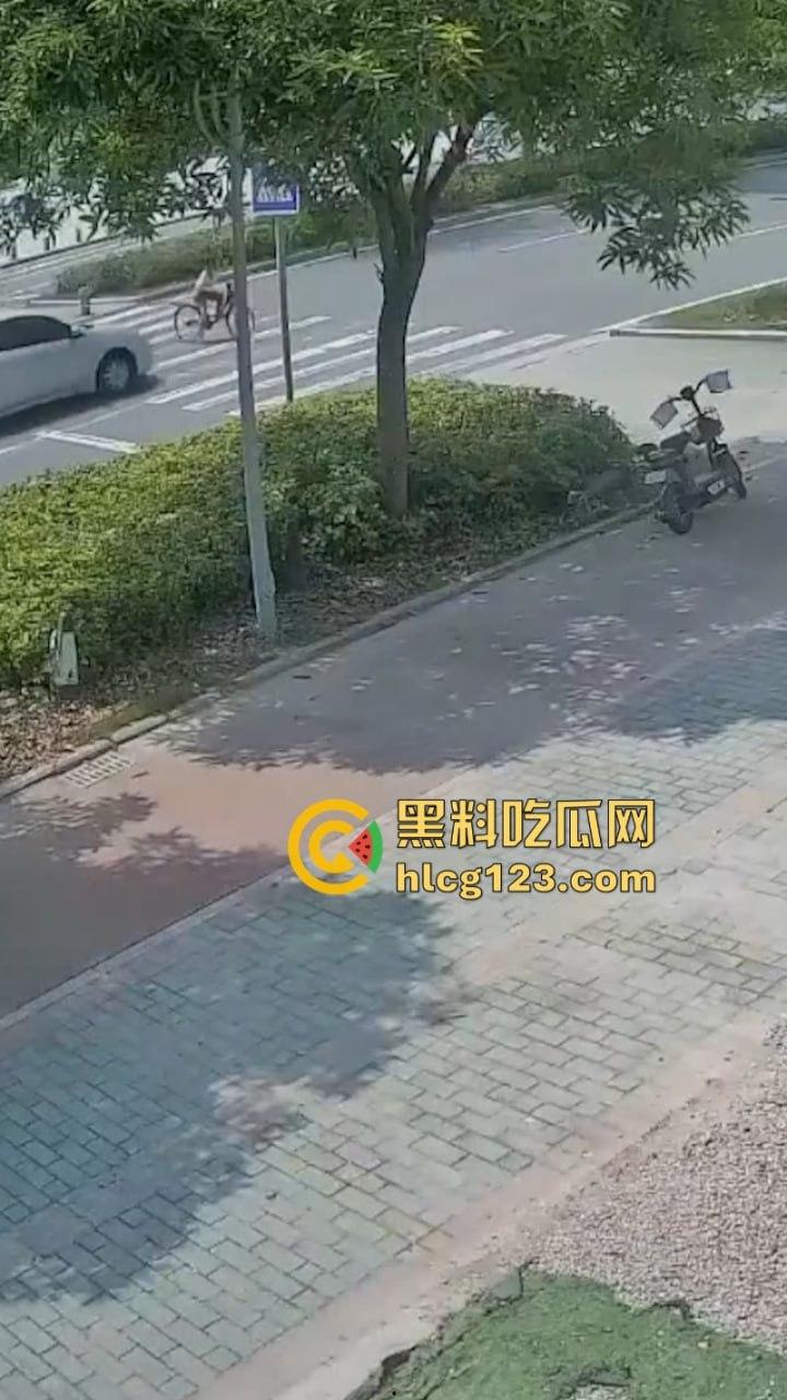 广东清远一男孩骑自行车横穿马路时被撞飞 未成年别在骑车上路了行吗？  第1张