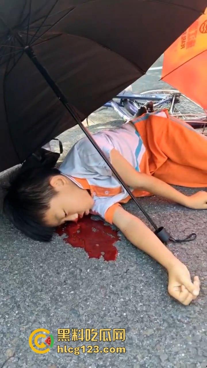 广东清远一男孩骑自行车横穿马路时被撞飞 未成年别在骑车上路了行吗？  第2张