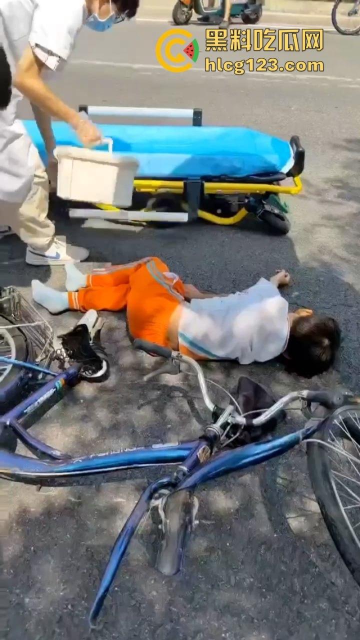 广东清远一男孩骑自行车横穿马路时被撞飞 未成年别在骑车上路了行吗？  第3张