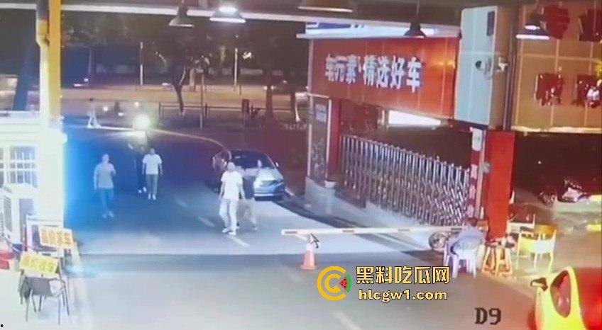 广东领克车主停车费扯皮装逼，拦车羞辱结果被二五仔倒车直接撞飞！全程自作自受！  第7张