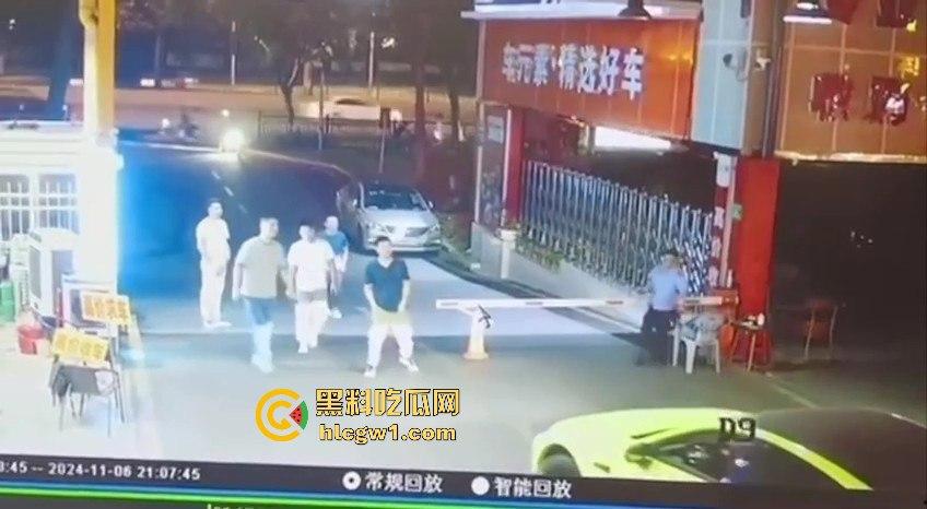 广东领克车主停车费扯皮装逼，拦车羞辱结果被二五仔倒车直接撞飞！全程自作自受！  第8张