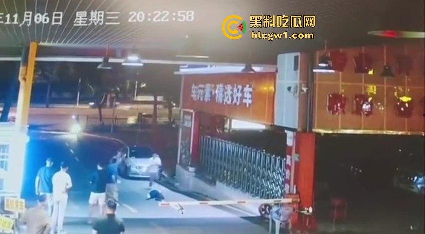 广东领克车主停车费扯皮装逼，拦车羞辱结果被二五仔倒车直接撞飞！全程自作自受！  第9张