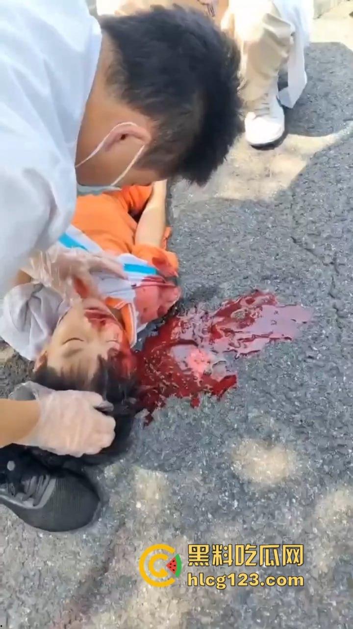 广东清远一男孩骑自行车横穿马路时被撞飞 未成年别在骑车上路了行吗？  第8张