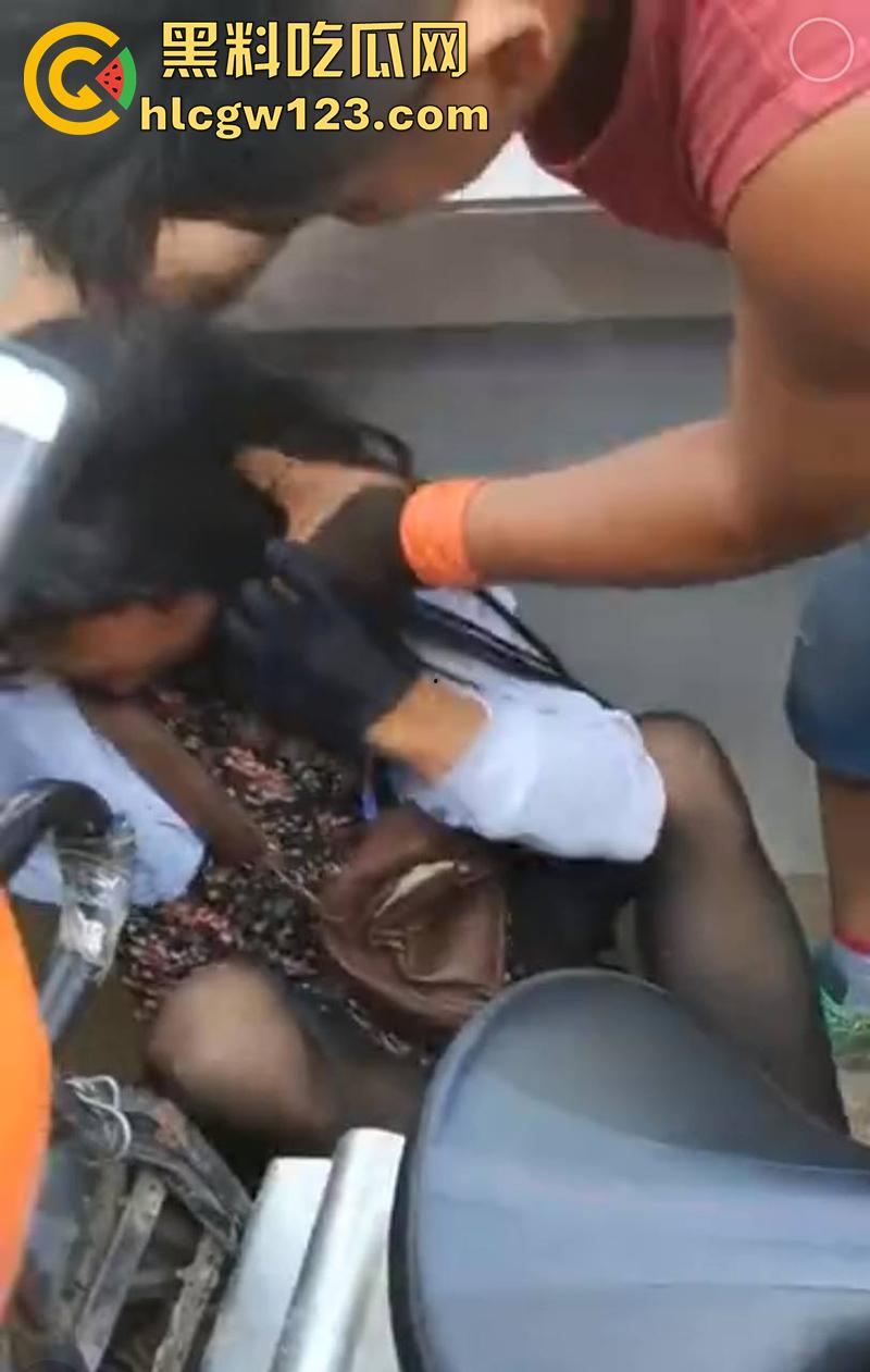 山东变态大叔穿女装，黑丝配连衣裙被识破翻车，群众当场围住摘掉假发，录视频将其曝光！  第1张