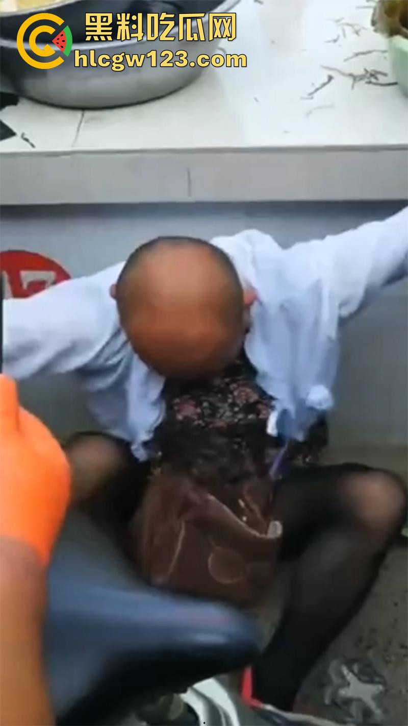 山东变态大叔穿女装，黑丝配连衣裙被识破翻车，群众当场围住摘掉假发，录视频将其曝光！  第3张
