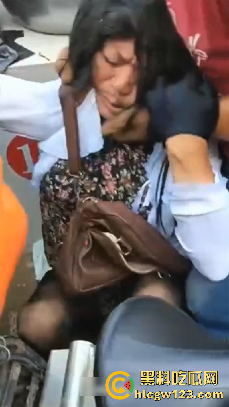 山东变态大叔穿女装，黑丝配连衣裙被识破翻车，群众当场围住摘掉假发，录视频将其曝光！  第4张