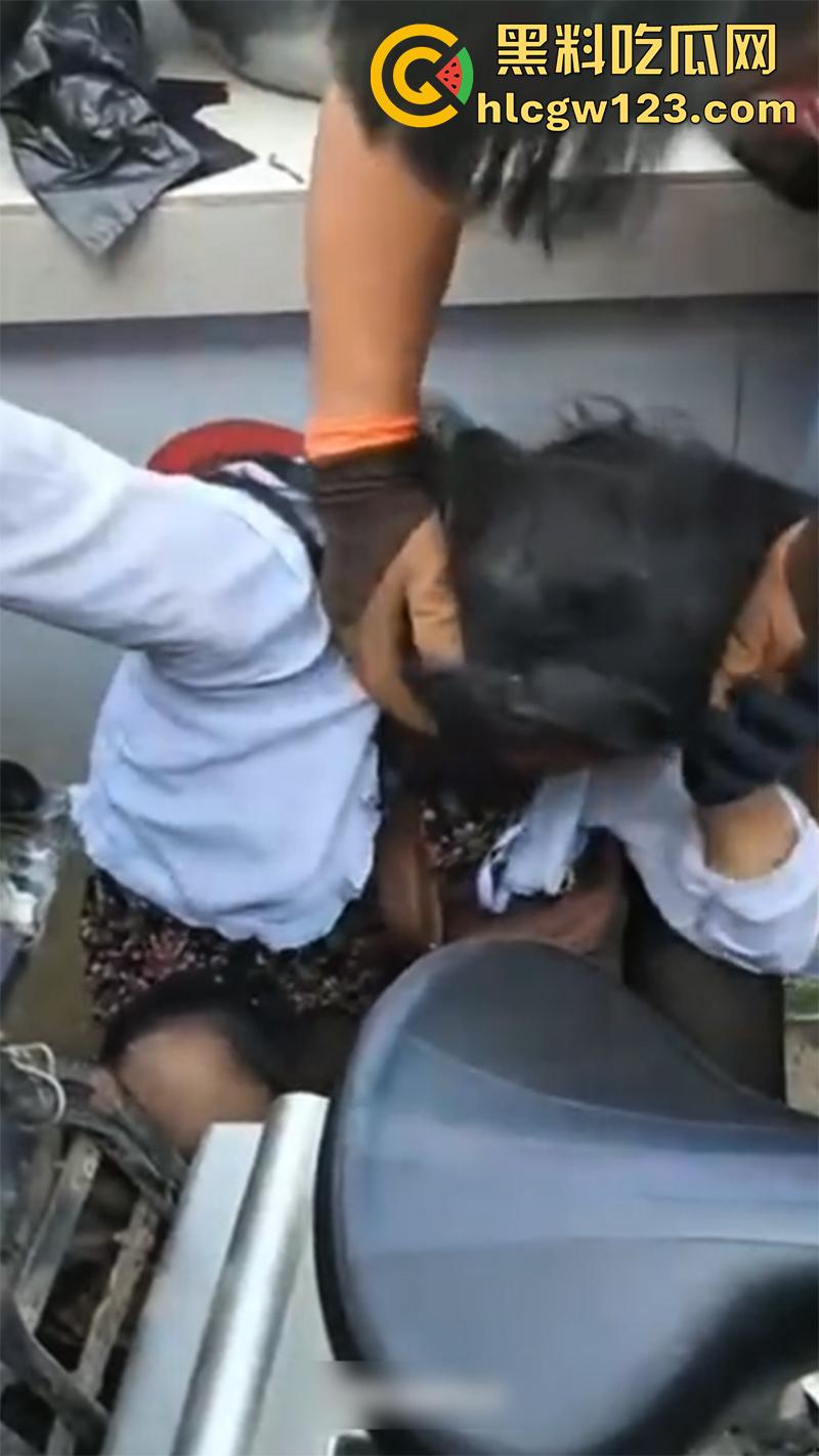 山东变态大叔穿女装，黑丝配连衣裙被识破翻车，群众当场围住摘掉假发，录视频将其曝光！  第5张