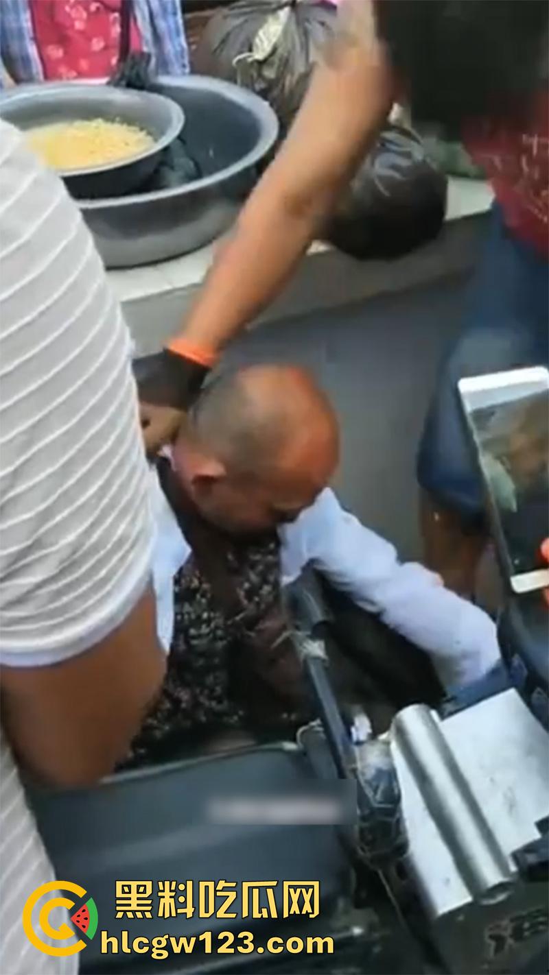 山东变态大叔穿女装，黑丝配连衣裙被识破翻车，群众当场围住摘掉假发，录视频将其曝光！  第6张