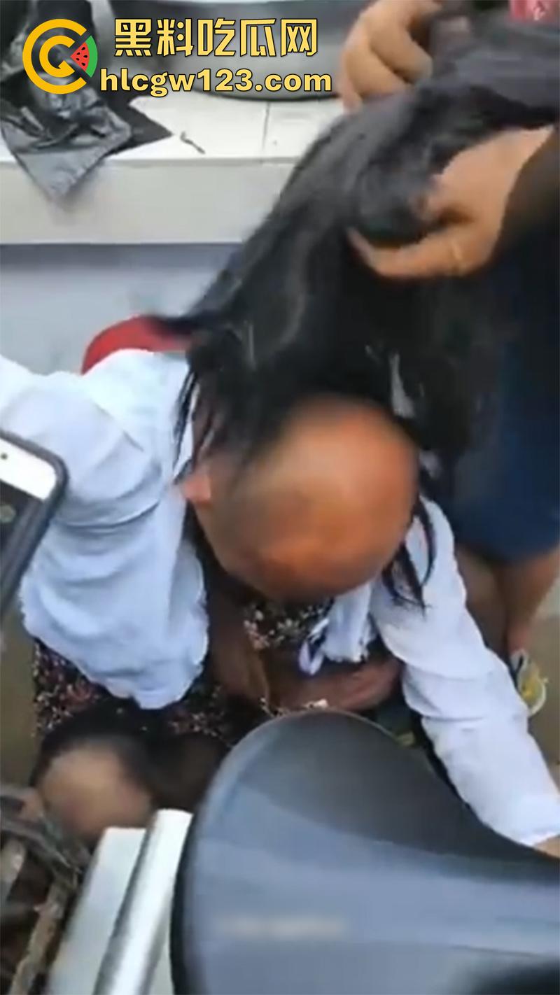 山东变态大叔穿女装，黑丝配连衣裙被识破翻车，群众当场围住摘掉假发，录视频将其曝光！  第7张