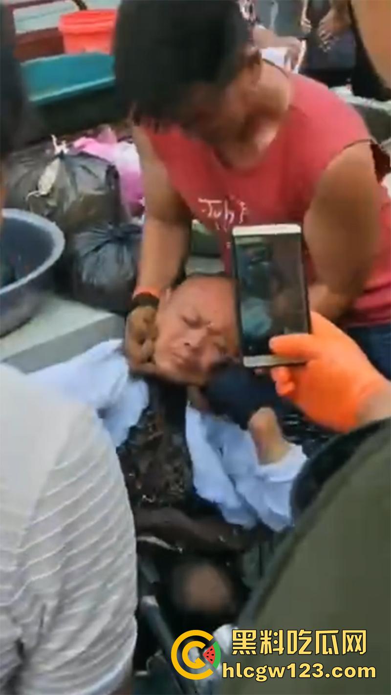 山东变态大叔穿女装，黑丝配连衣裙被识破翻车，群众当场围住摘掉假发，录视频将其曝光！  第8张