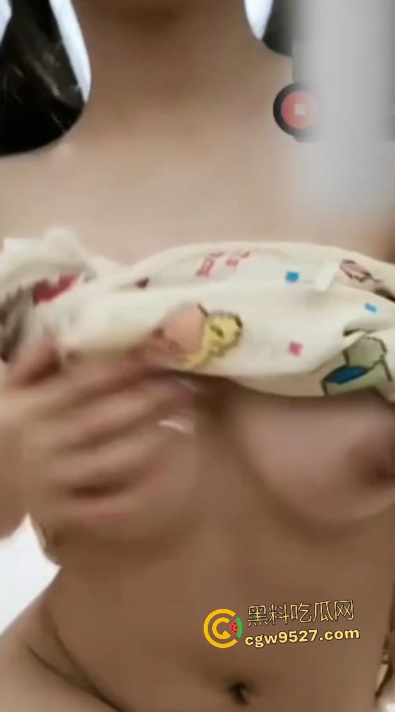 湖北清纯萝莉变金主淫宠！开视频露蝴蝶逼和大奶子献媚，带着美甲还敢自慰，舌头卷起来挑逗金主！  第1张