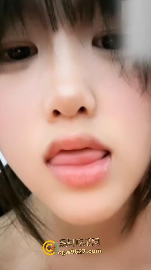 湖北清纯萝莉变金主淫宠！开视频露蝴蝶逼和大奶子献媚，带着美甲还敢自慰，舌头卷起来挑逗金主！  第8张