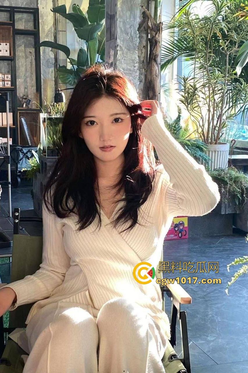 天津美院萝莉【祝艳玲】三洞全开！小网红兼职外围被前男友实锤，边口交边自慰，白屁股被操成苹果臀！  第5张