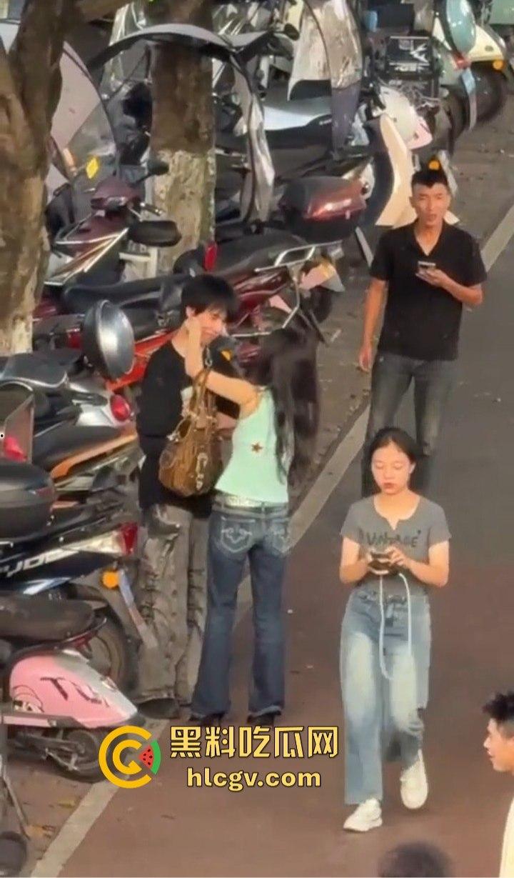 重庆渣男多次出轨被女友当街教训！肘击扇脸一顿狂揍，高跟鞋拔子差点上脸，最后道歉还发QQ空间！  第17张