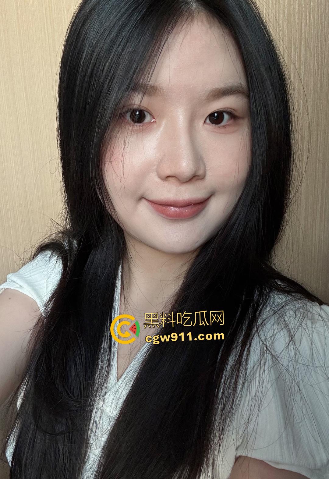 海南母狗在家被男友暴力拳交扩张肥逼，这逼都翻边来了，还用双假屌狂塞，重口到吃不下饭！  第1张