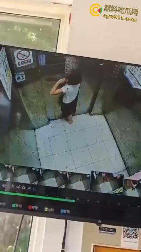 电梯惊魂熊孩子扒门自救，被死死卡在门缝间动弹不得，差点命丧黄泉，对所有人敲响安全警钟！  第4张