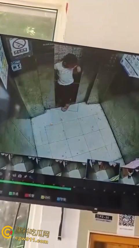 电梯惊魂熊孩子扒门自救，被死死卡在门缝间动弹不得，差点命丧黄泉，对所有人敲响安全警钟！  第5张